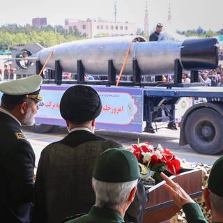 Raketen und Drohnen bei einer Parade im Iran: USA und Großbritannien verhängen neue Sanktionen gegen den Iran.  (Foto: IMAGO, IMAGO / ZUMA Wire)